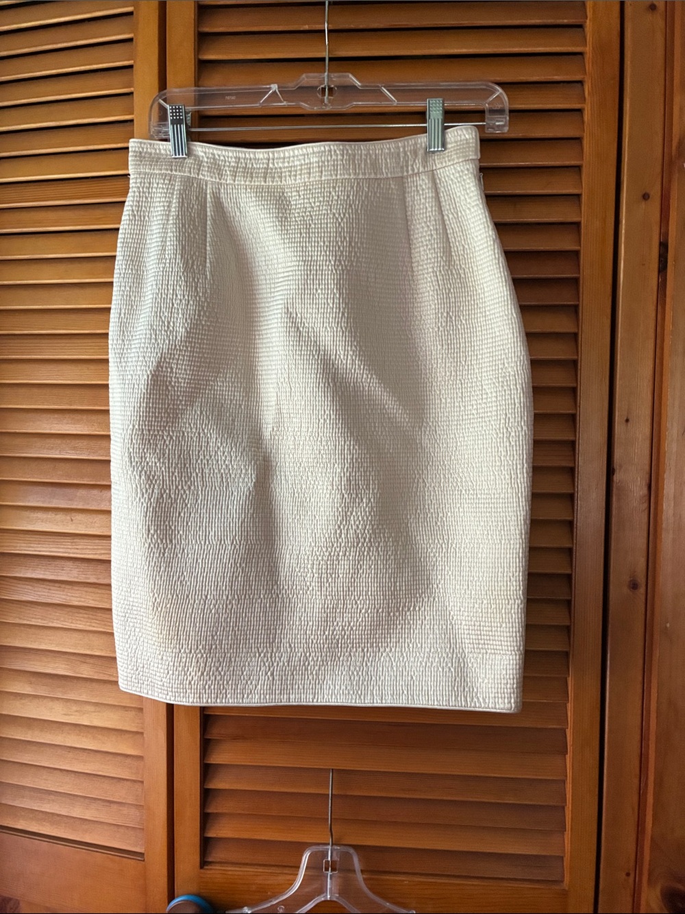 Mary L Couture Cream Textured Pencil Skirt. Length 22”waist 14”hips
19”